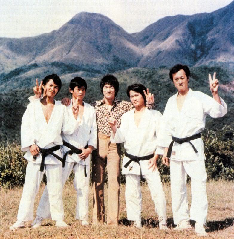元华（右二）曾担任李小龙的替身，专为他翻筋斗。