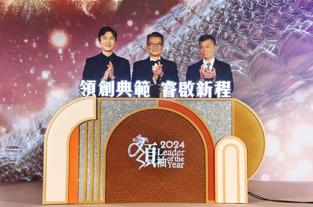 財政司司長陳茂波(中)、星島新聞集團主席蔡加讚(左)、星島新聞集團主席郭英成(右)主持開幕典禮。 財政司司長陳茂波(中)、星島新聞集團主席蔡加讚(左)、星島新聞集團主席郭英成(右)主持開幕典禮。