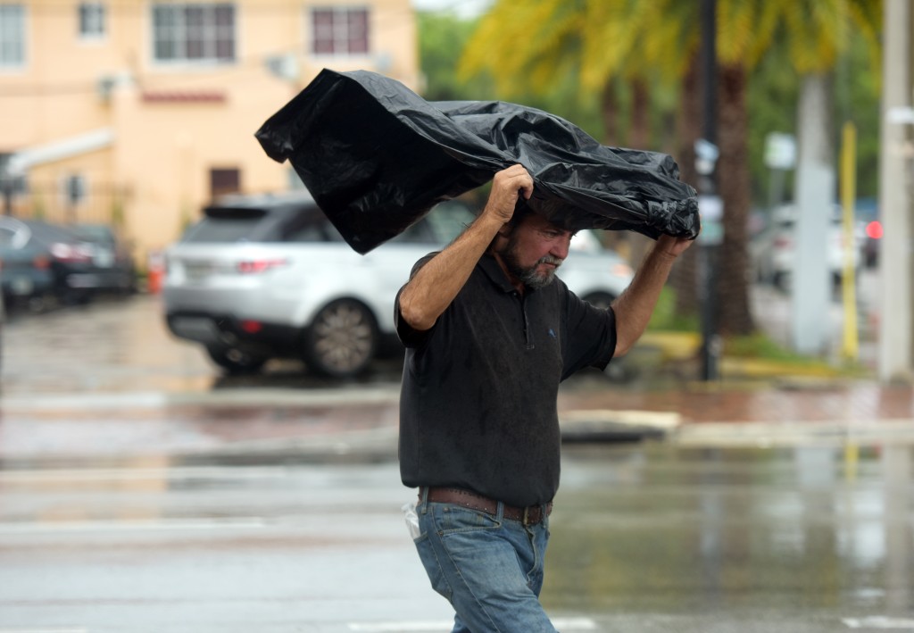 當地天氣急速變壞，廣泛地區降下連場豪雨。新華社