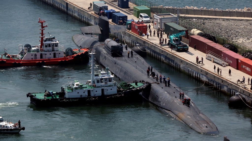 美国俄亥俄级核动力潜艇「密歇根号」（SSBN 727）2023年6月16日抵达南韩釜山一个港口。路透社