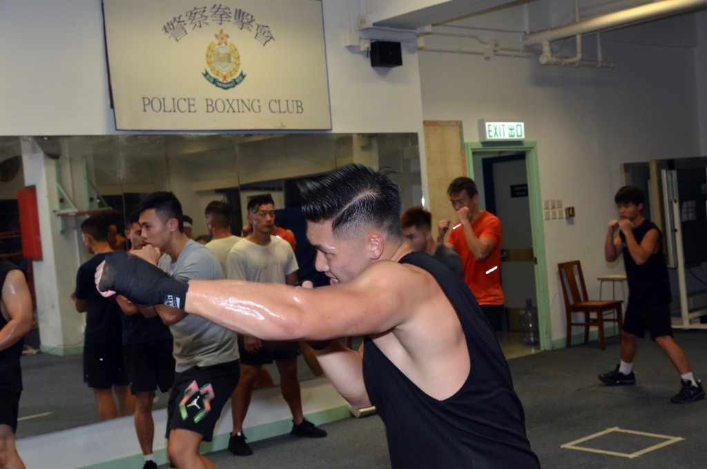 警察拳擊會舉辨初級拳擊手課程，讓警務人員及其家人參加。圖為學員進行空拳練習。