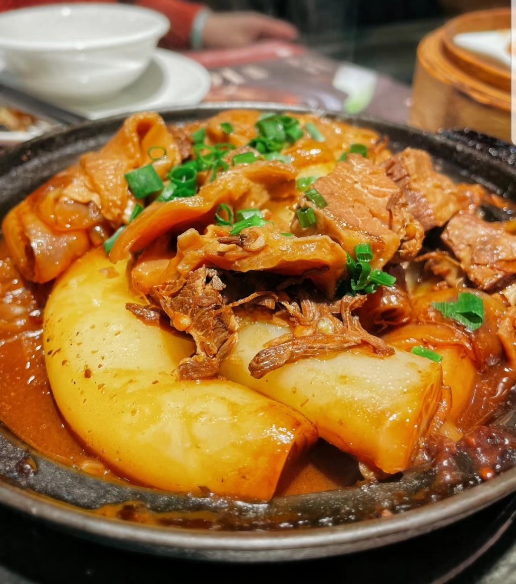 广州虾饺妹美食煲仔牛腩猪肠粉。（图片来源：小红书@Piki-阿菜菜）