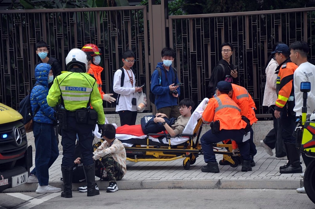 受伤少年巴士迷送院治理。fb：香港交通突发报料区突发事故资迅谷