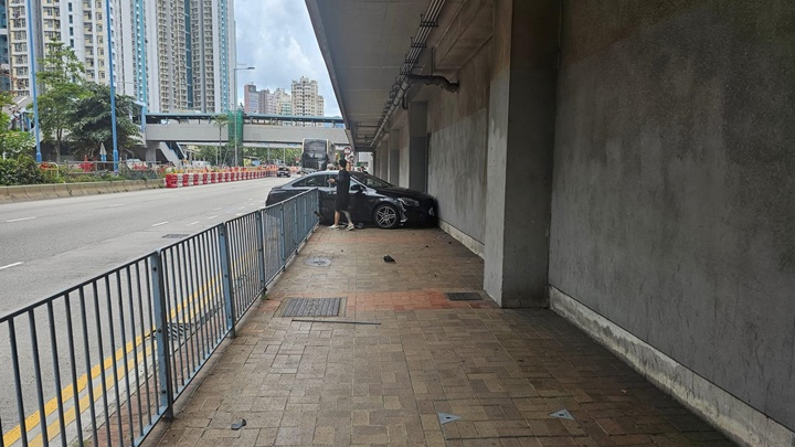 私家車失控剷上行人路。fb:車cam L(香港群組)