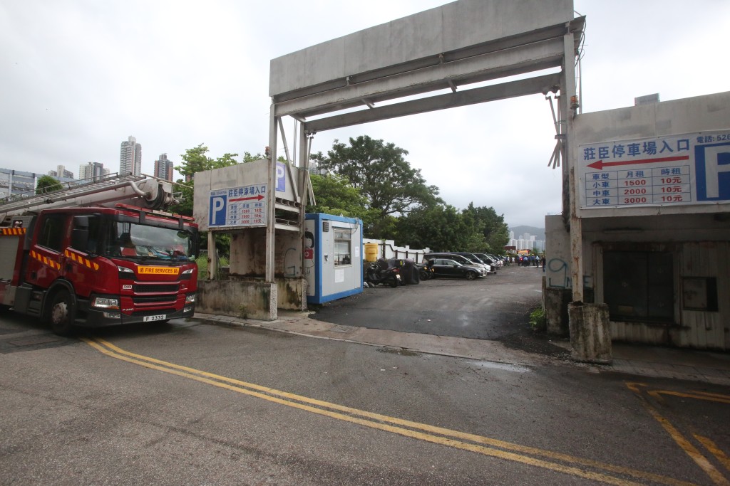 現場為油塘茶果嶺道一個露天停車場。