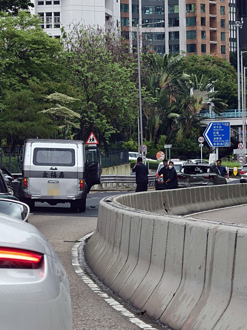 靈車與私家車發生相撞。fb:車cam L(香港群組) 靈車與私家車發生相撞。fb:車cam L(香港群組)