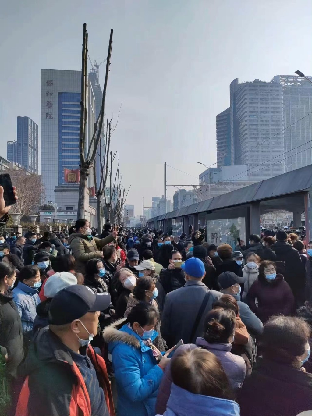 武漢再爆發大規模示威，抗議醫保改革。網圖