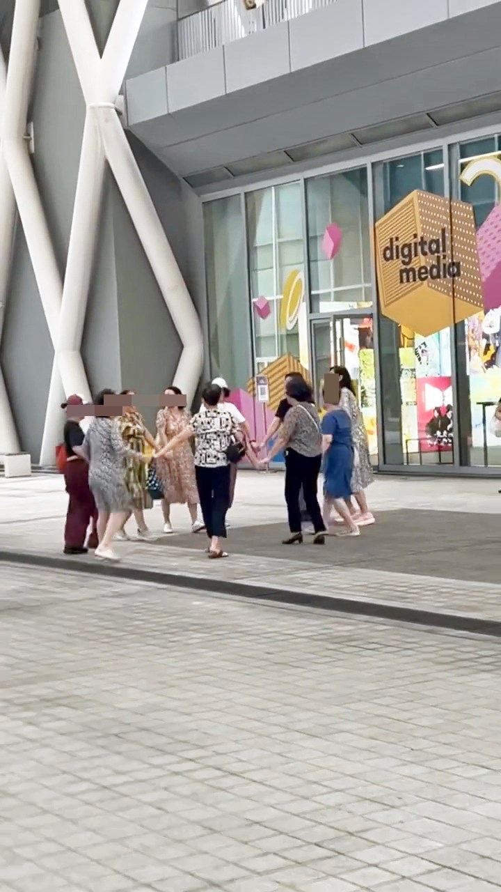短片長約5秒，見到10名笑容滿面的女子聚 在學院外的空地，手拉手圍成一圈在跳舞 ，跳得興起之餘還由大圈變細圈，舉高手 形成核心，周而復始。Threads截圖