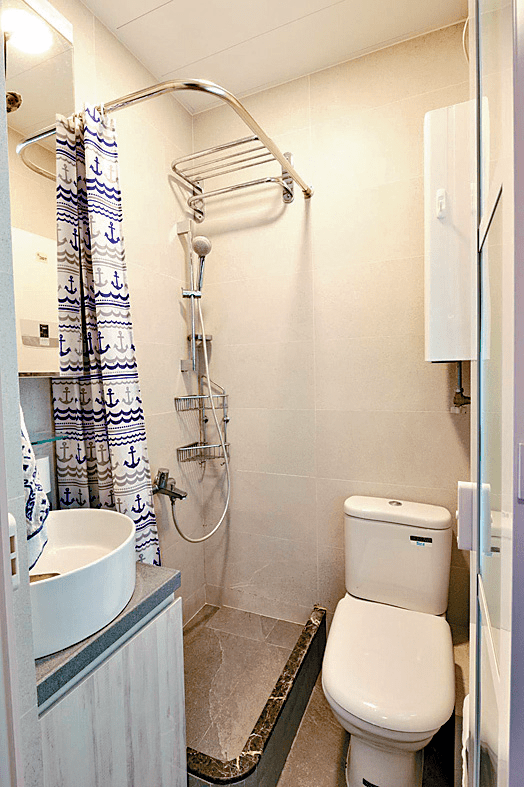 浴室置有淋浴間，使空間更實用。