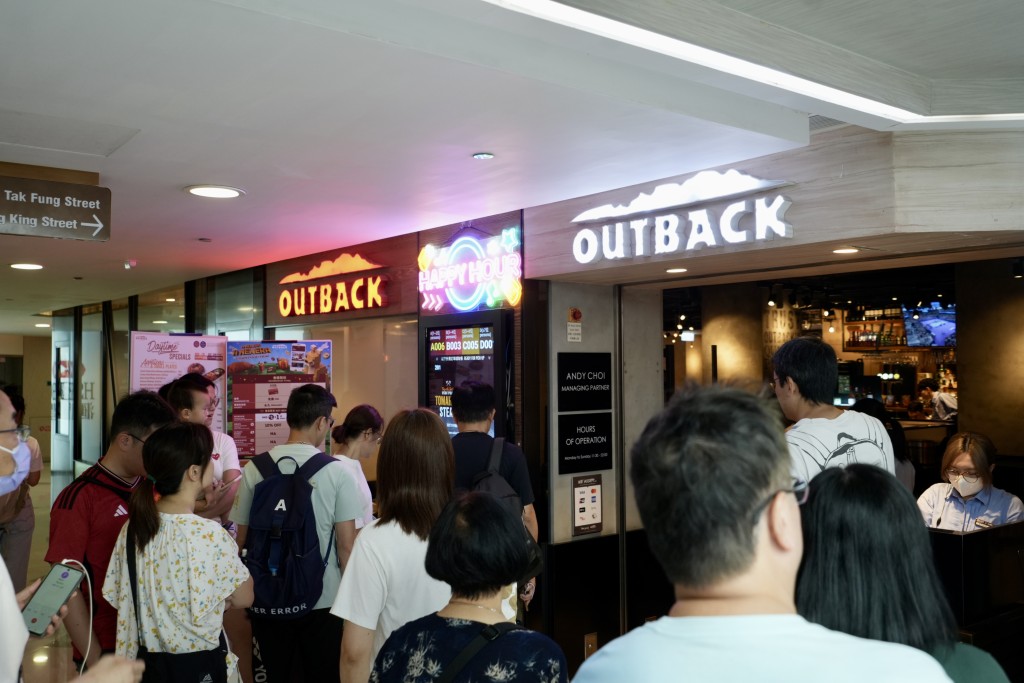 Outback Steakhouse黃埔分店於今天最後營業，中午12時人頭湧湧。劉駿軒攝