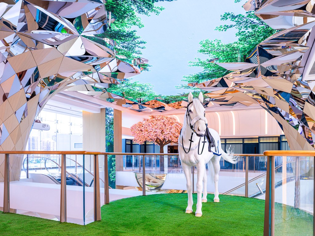 三大打卡亮點包括栩栩如生的「擬真機械馬」。 三大打卡亮點包括栩栩如生的「擬真機械馬」。