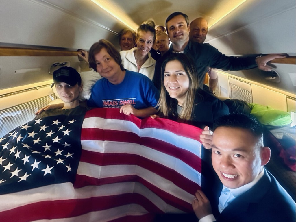 吉爾曼(Robert Gilman)搭上回家的飛機。 White House 吉爾曼(Robert Gilman)搭上回家的飛機。 White House