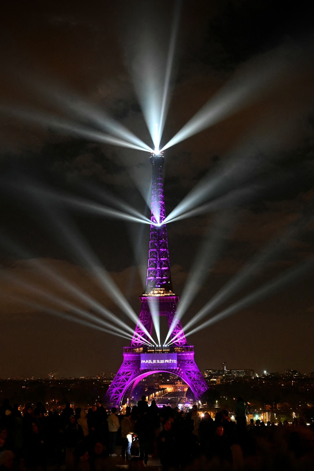 巴黎知名地標艾菲爾鐵塔為Celine Dion亮燈應援。法新社 巴黎知名地標艾菲爾鐵塔為Celine Dion亮燈應援。法新社