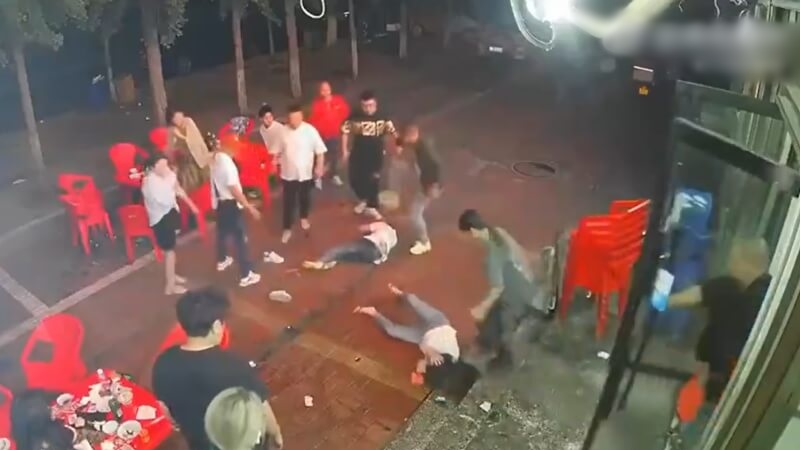 日前發生的惡漢毆人事件引起官方高度關注。互聯網圖片