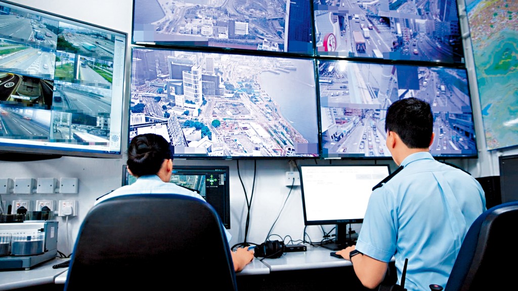 警方昨日起試行利用運輸署負責實時監察道路交通的閉路電視系統，進行不定時錄影執法。