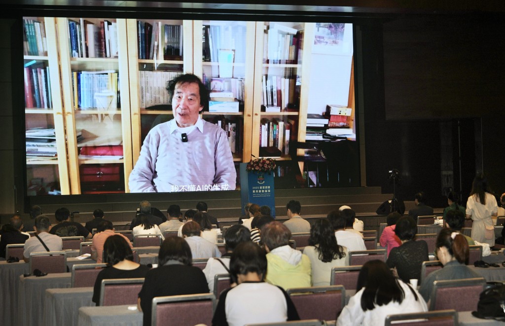 杜維明在論壇上發表了以《學做人:從修身到大同的人文關懷》為題的視頻演講。陳浩元攝 杜維明在論壇上發表了以《學做人:從修身到大同的人文關懷》為題的視頻演講。陳浩元攝