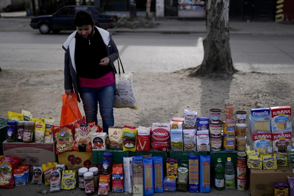 阿根廷是世界上通貨膨脹率最高的國家之一。圖為小販在街邊售賣二手食品。AP