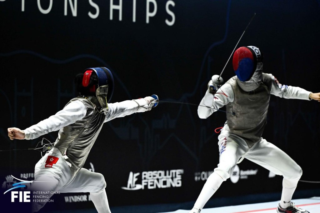 何承謙（左）身材雖不算高，但勝在腦筋靈活制敵。FIE圖