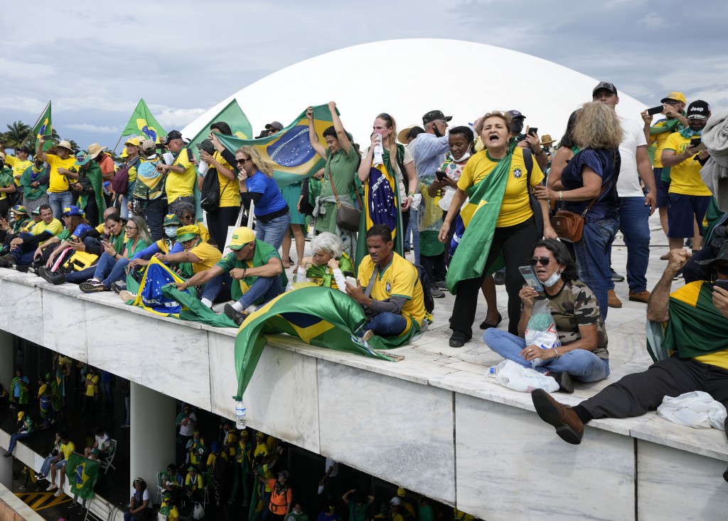 大批巴西前总统博索纳罗的支持者闯入巴西国会大楼、最高法院大楼及总统府并大肆破坏。AP