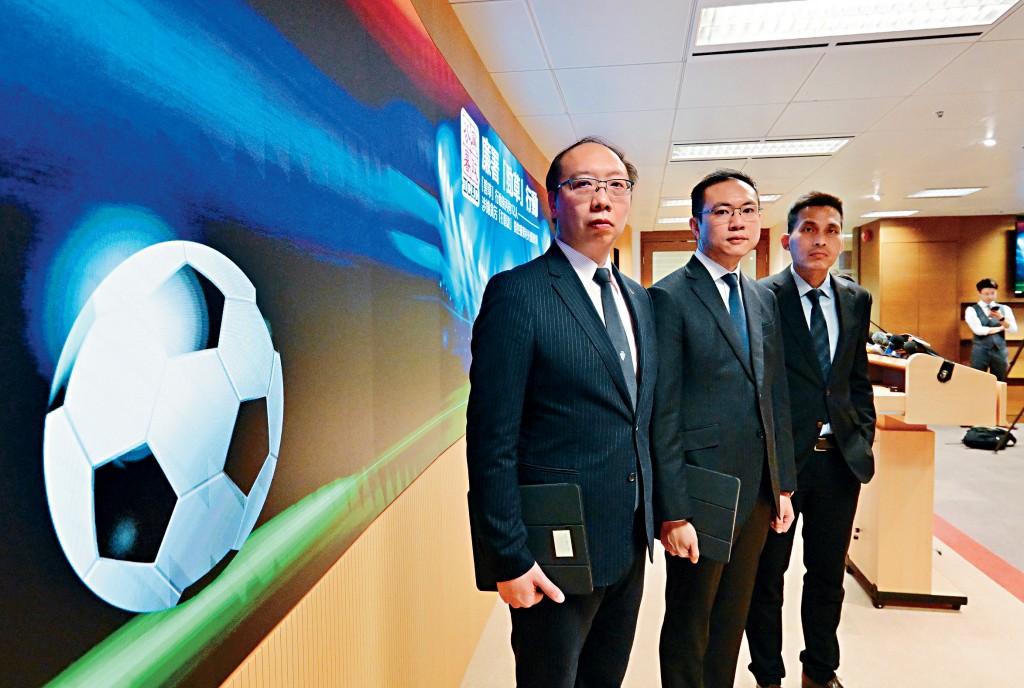 廉政公署展開「勁草」行動搗破一個非法外圍賭博「打假波」貪污集團,拘捕12人包括港超聯球隊的主教練及球員。