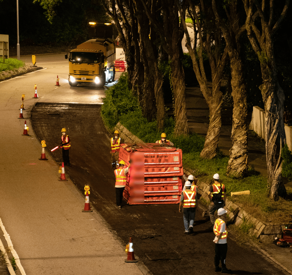 青衣楓樹窩路早前進行夜間道路維修工程,並採用聲學超材料隔音罩減低工程噪音。 青衣楓樹窩路早前進行夜間道路維修工程,並採用聲學超材料隔音罩減低工程噪音。