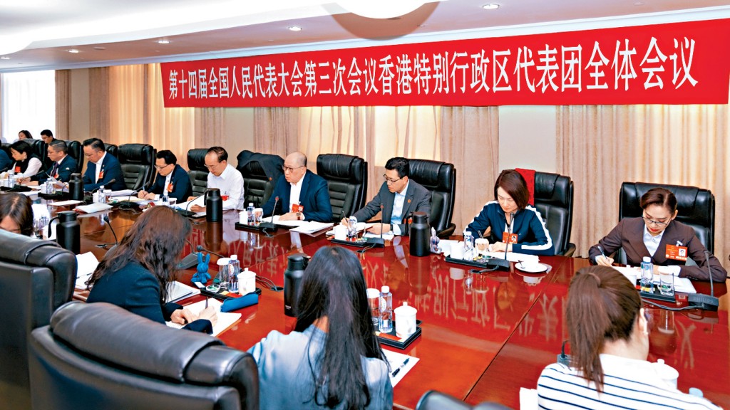 郑雁雄在参加审议时表示，推动香港经济社会发展，要把握一个「新」，做到两个「更」。