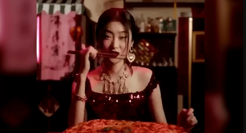 2018年11月，意大利奢侈品牌Dolce&Gabbana(D&G)在其官方微博上發表三條標題為《起筷吃飯》的短視頻，宣傳即將到來的時裝秀。