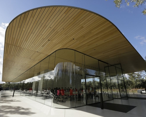 苹果公司总部安排员工站著工作。AP图片