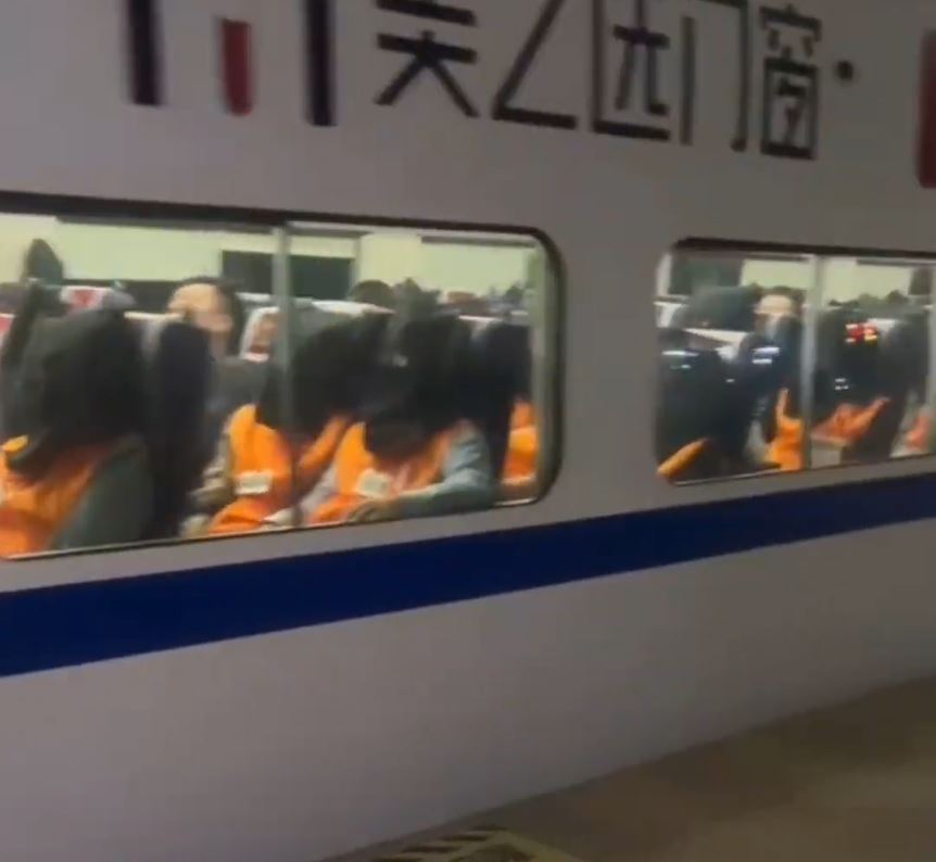 高鐵車廂內坐滿被押回國的電騙疑犯。影片截圖