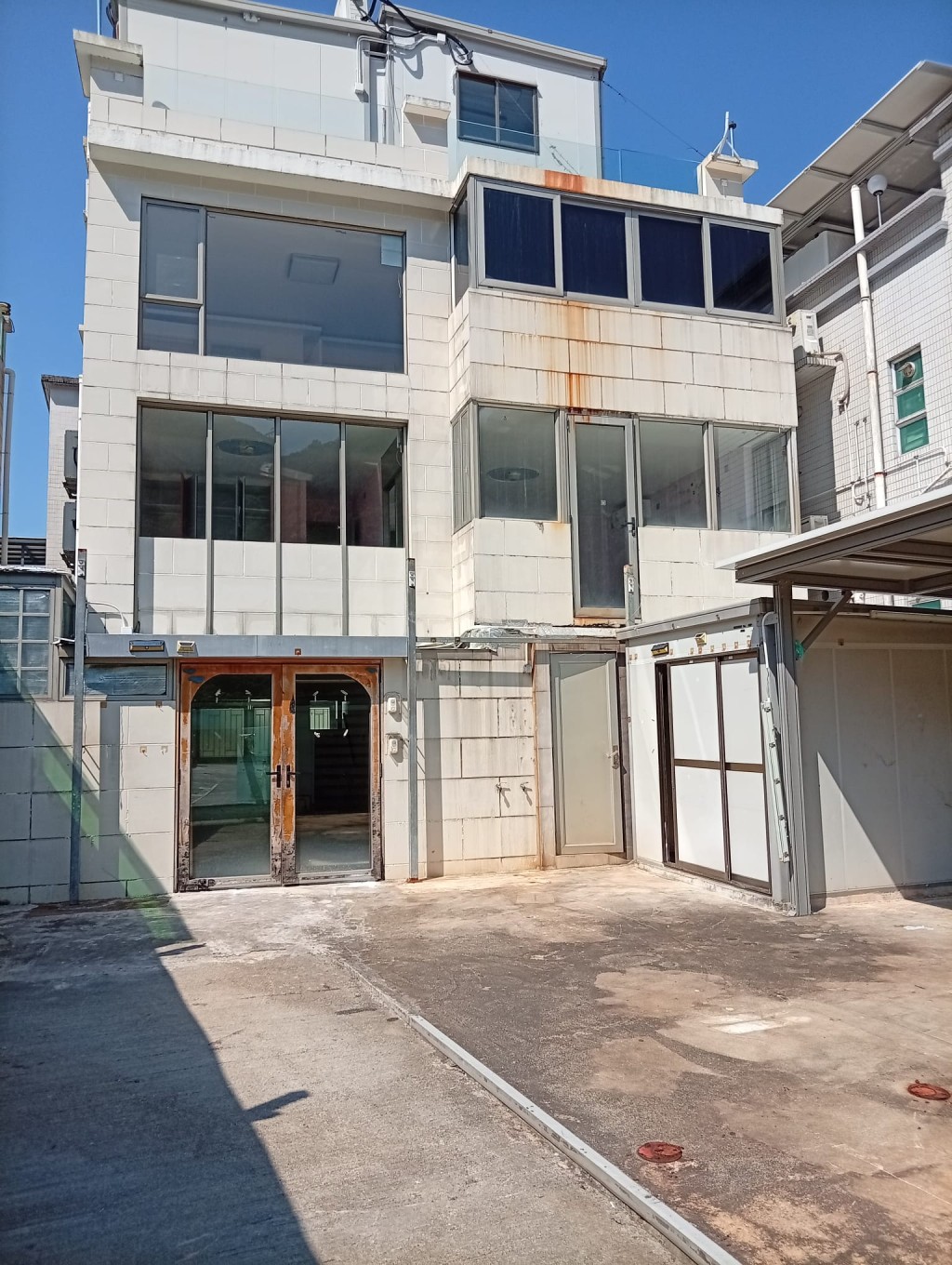 西貢西沙路西徑全幢村屋銀主盤,建築面積約2,090方呎,開拍價930萬元。 西貢西沙路西徑全幢村屋銀主盤,建築面積約2,090方呎,開拍價930萬元。