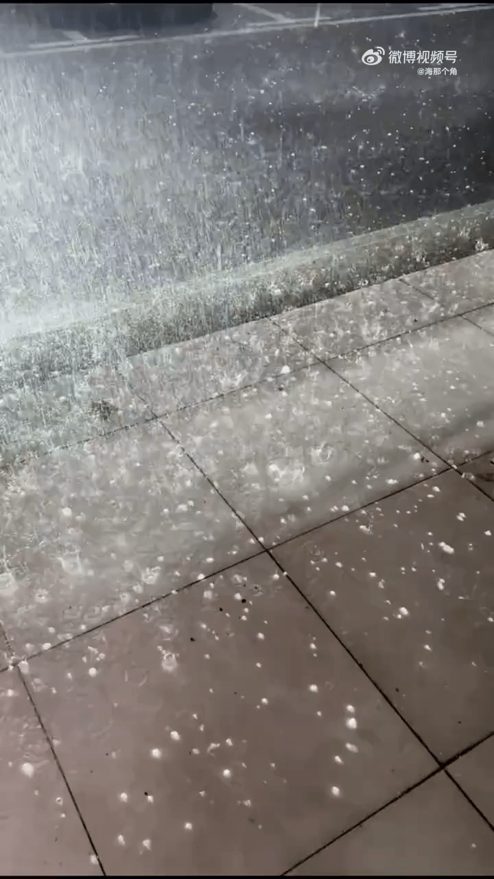 武汉暴雨伴随冰雹大风。