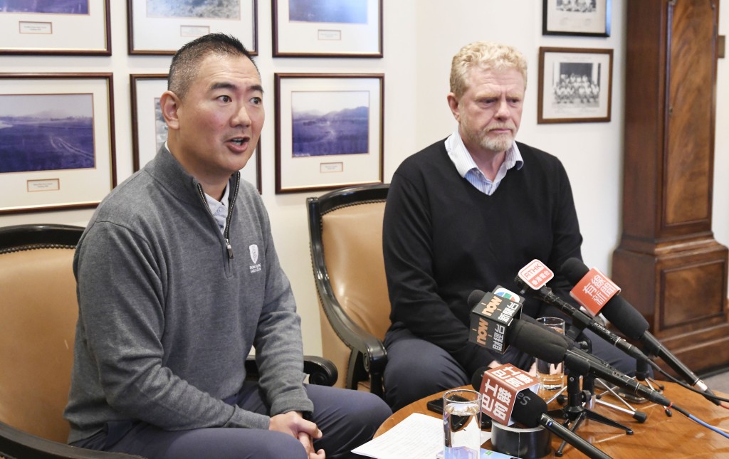 香港哥尔夫球会会长郭永亮（左）、总经理高德礼在记者会。（何永健摄）