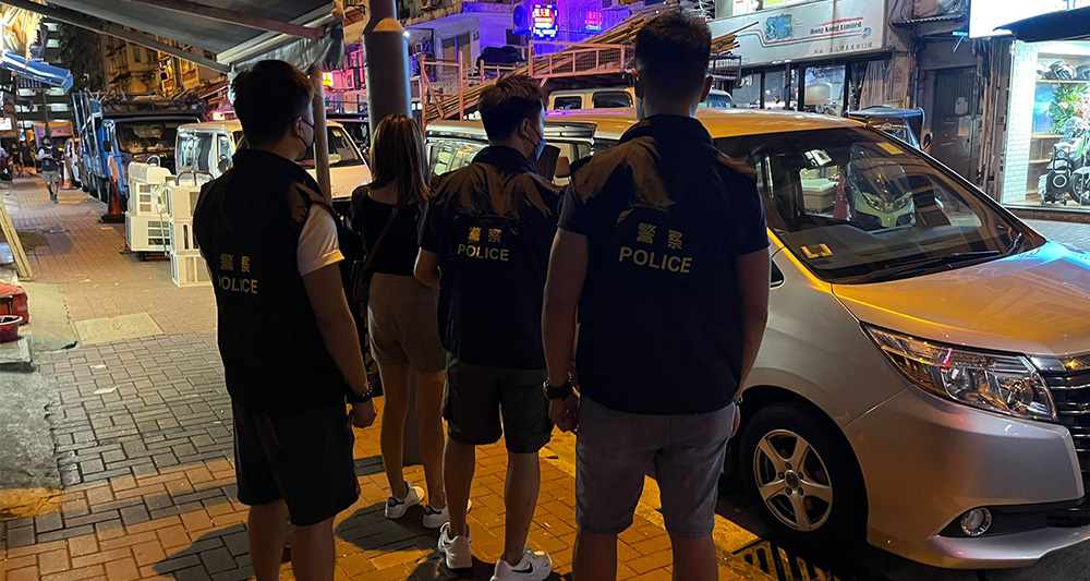 警方和入境處在九龍城掃蕩黑工。(警方提供)