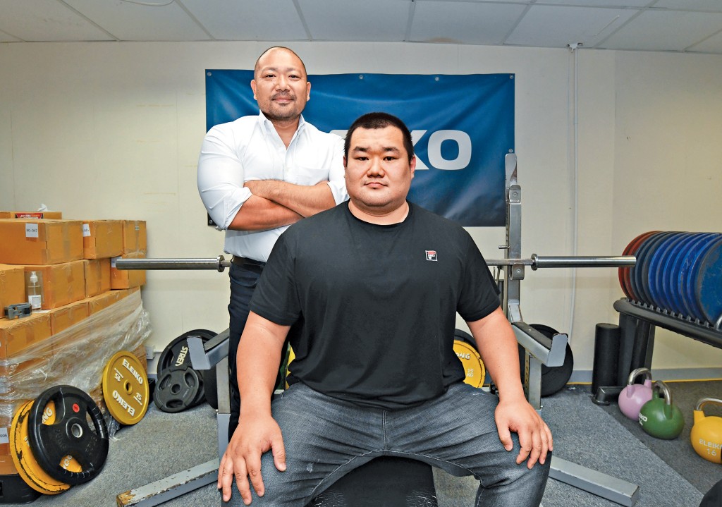 橘井政人（左）及方齊智（右）懷疑被香港舉重健力總會扣起體院資助，兩人向總會追討及報警求助後，卻被凍結會籍不得代表香港參賽。
