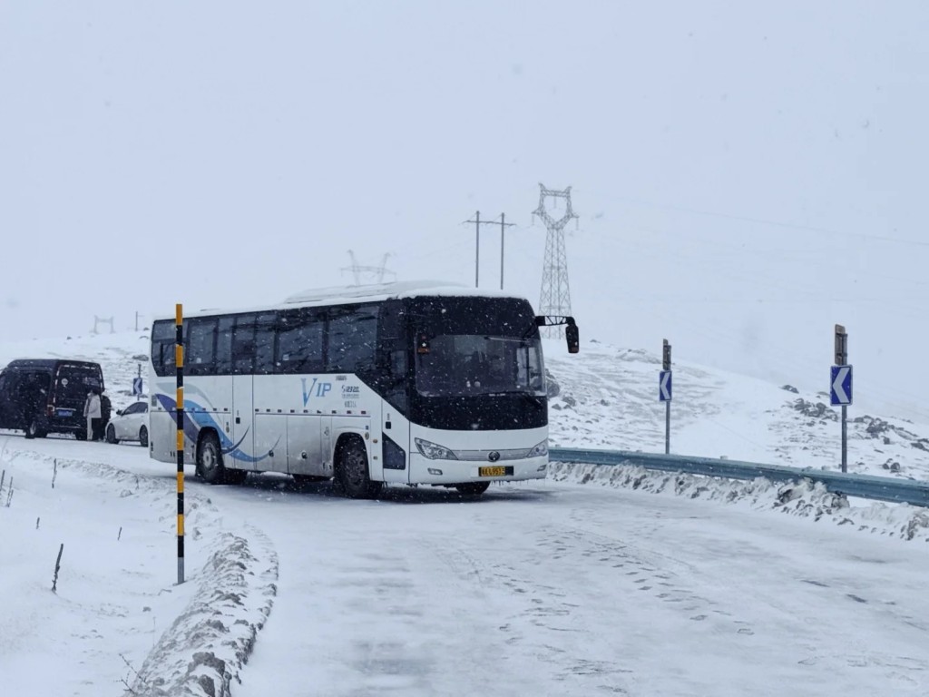 國慶新疆暴雪，車輛滯留。小紅書@炫仔餃子