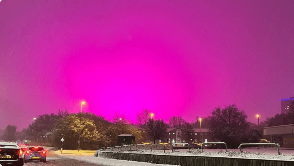 專家指出，隨着更多城市建築與運動場館改用高效能的LED照明技術，加上極端天氣頻發，這種現代科技與自然天氣交互產生的「21世紀新奇觀」，未來可能變得更為常見。X@sitsio