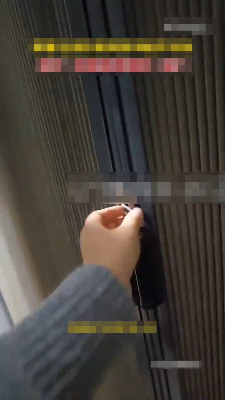 住客發現酒店房內掛畫面後原來是一道通往後樓梯的門。