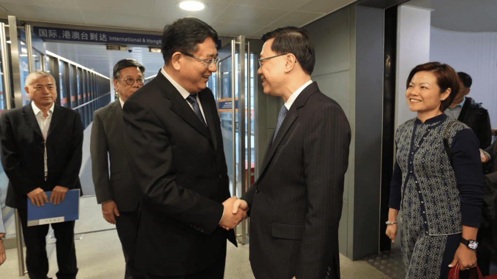 特首李家超抵達上海，感謝商務部台港澳司、中央港澳辦一局、上海市政府外辦，以及香港駐上海經濟貿易辦事處代表在機場迎接。李家超fb