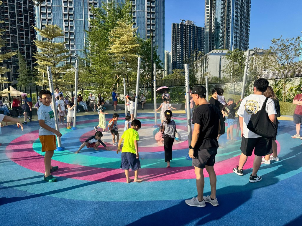 「五行童樂園」遊樂設施多元化,吸引大批家長帶同子女到來。 「五行童樂園」遊樂設施多元化,吸引大批家長帶同子女到來。 