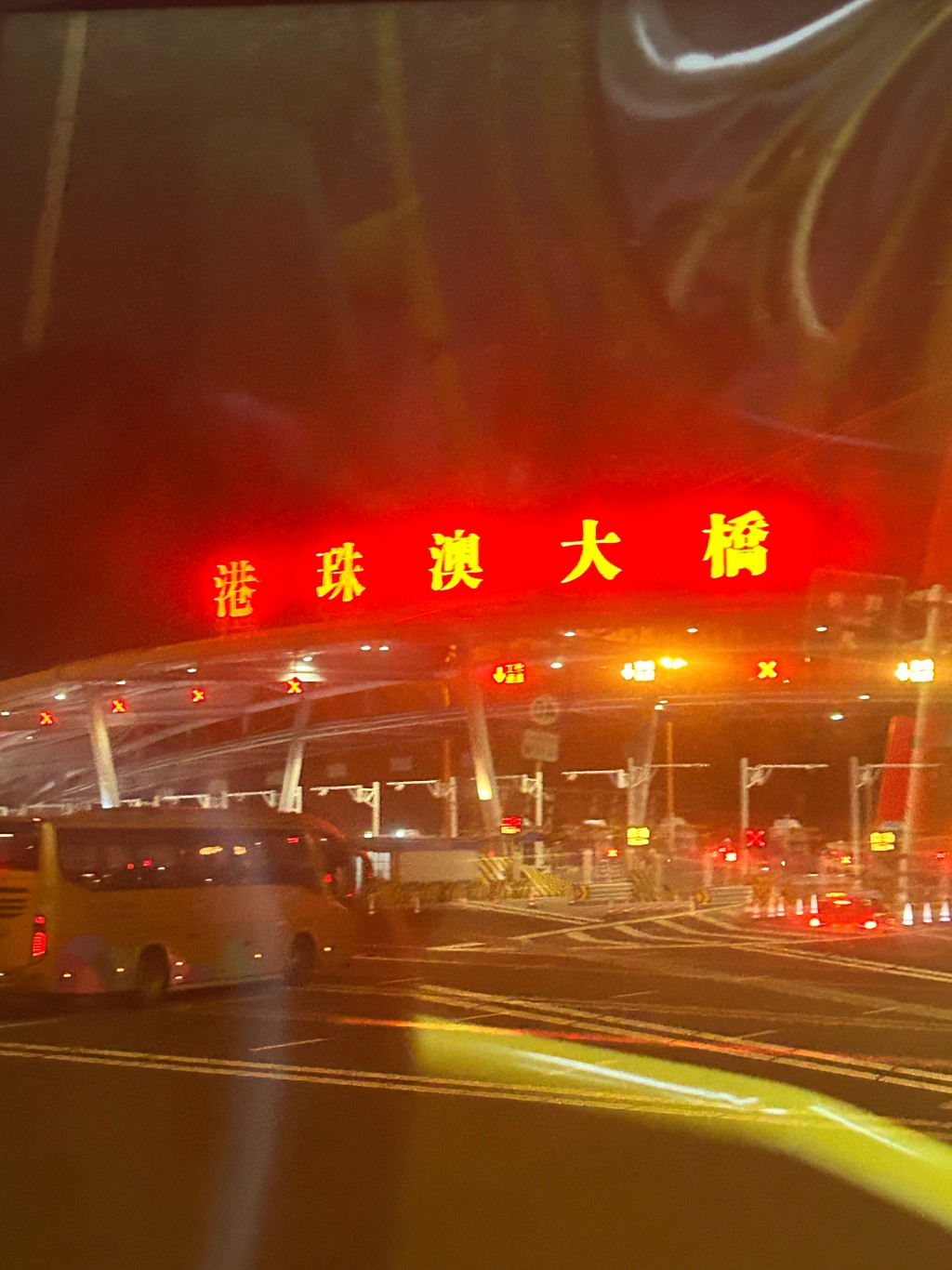 经港珠澳大桥口岸进出境港澳客车数量大幅增加。微博