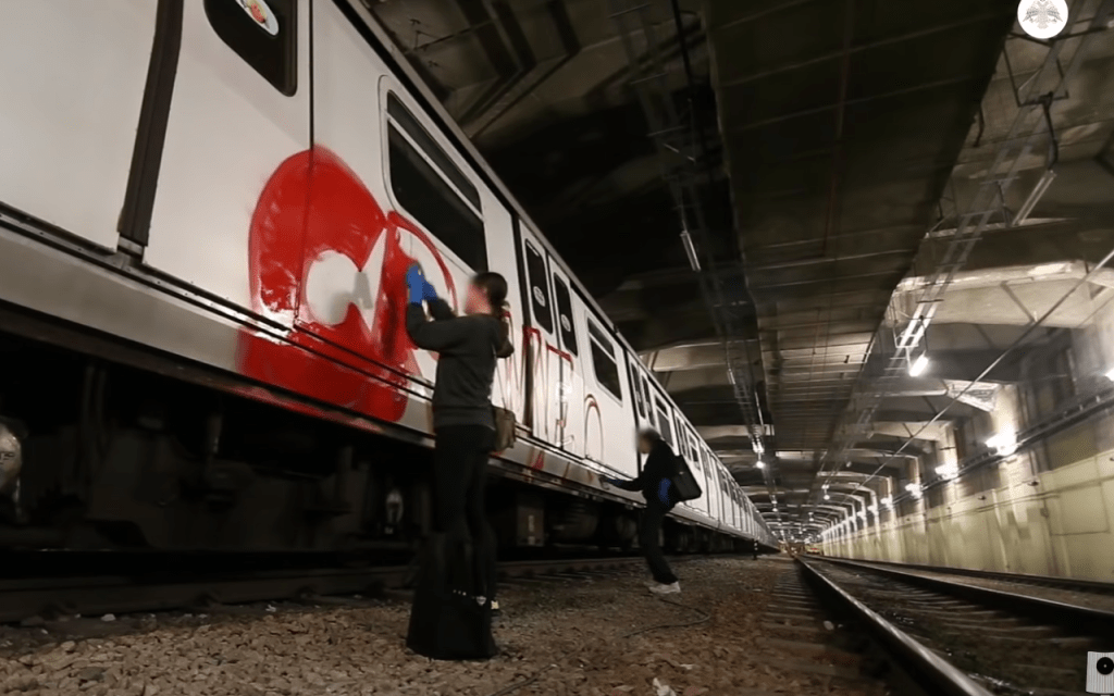 2016年一對美國情侶潛入港鐵車廠塗鴉列車。