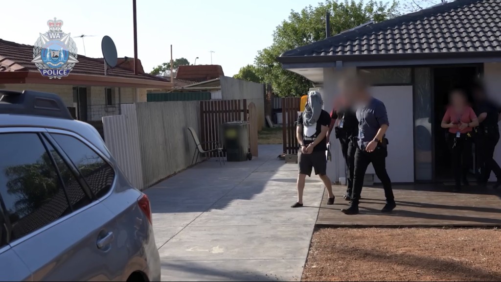 澳洲警方搜查多个地点，先后拘捕12人。