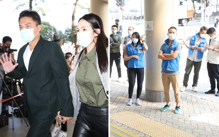楊明拖女友現身東區法院門外。