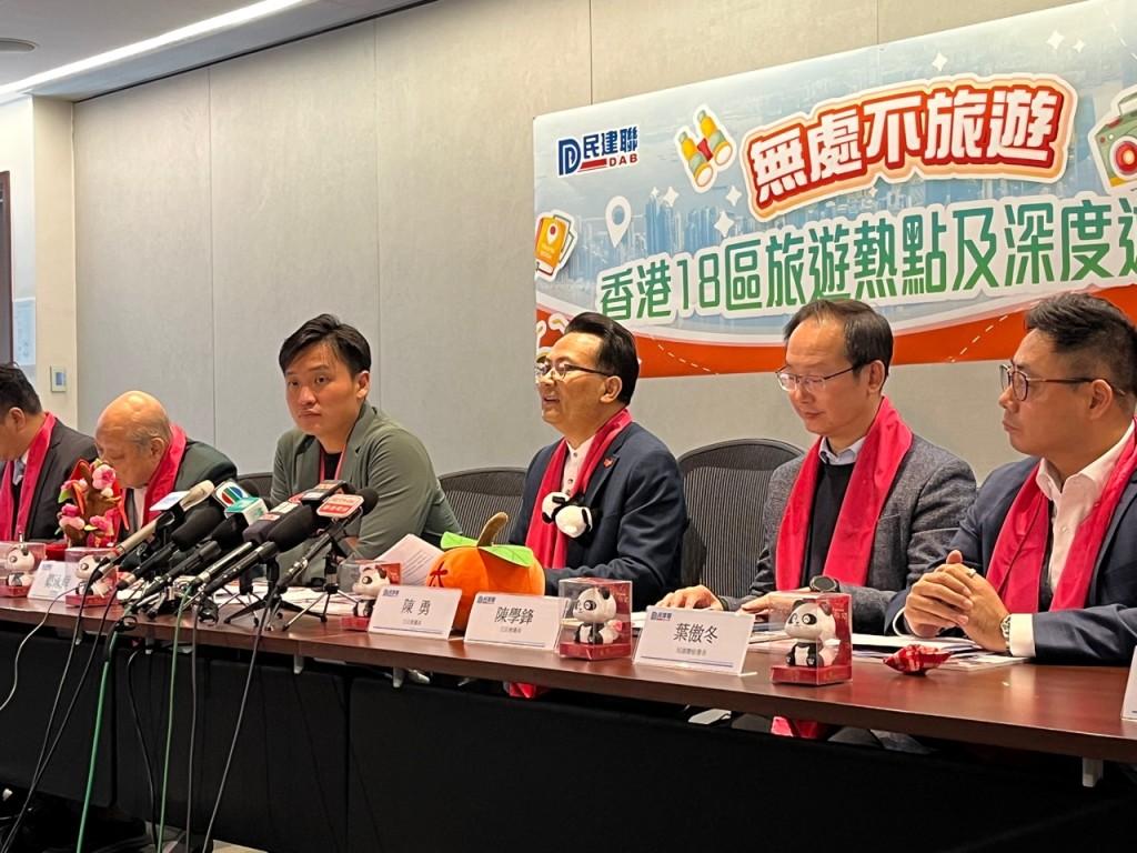 港区全国人大代表召集人、民建联立法会议员陈勇（左二）。黄子龙摄