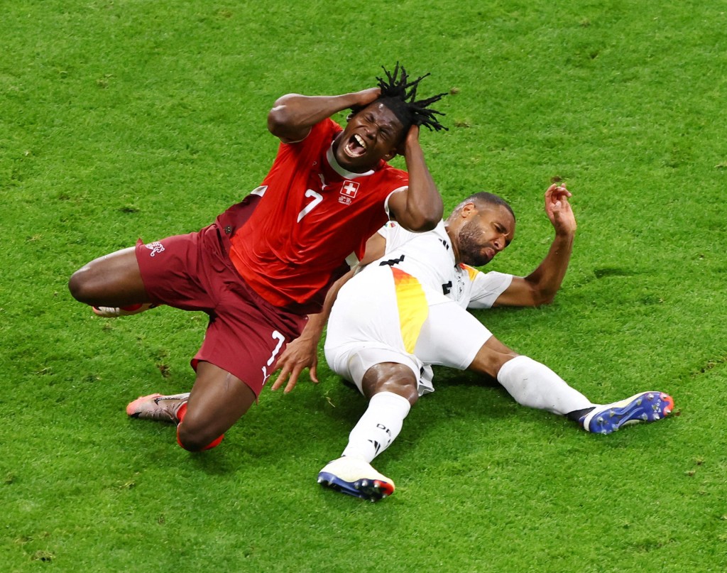 瑞士(红衫)于2022世杯外力压意大利首名出线。REUTERS