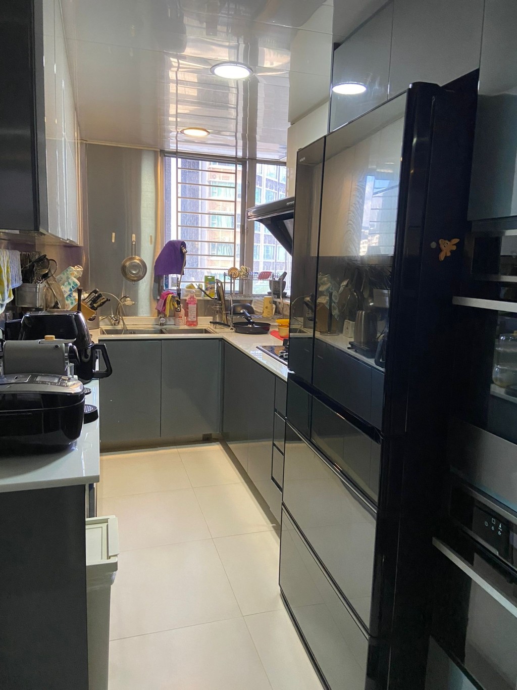 厨房修长，安装有多组厨柜及嵌入式厨电。