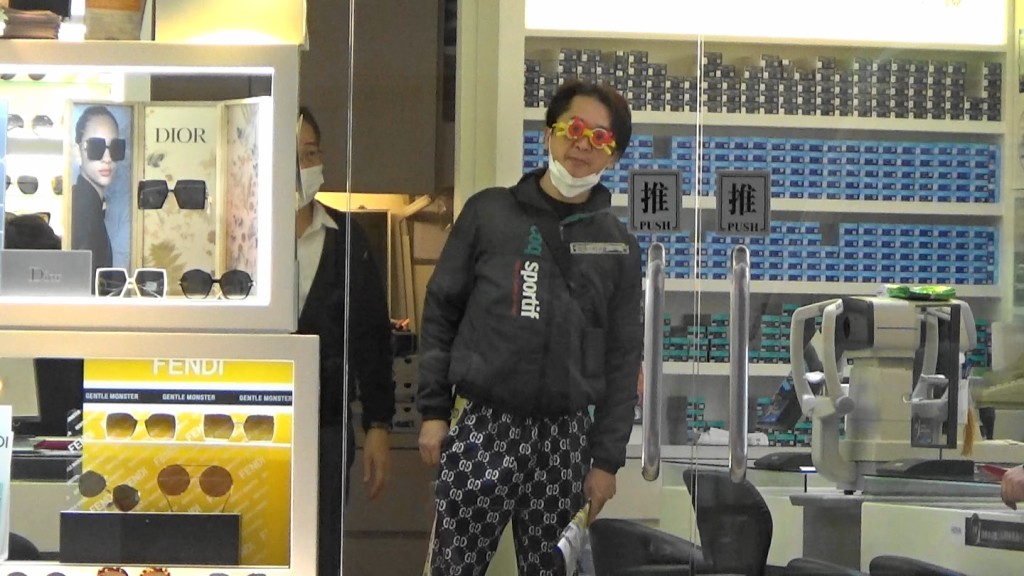 戴住副鮮黃、鮮橙驗光試鏡架的兆尊,歪頭向街外「裝裝」吓,好似幾Cute咁喎。