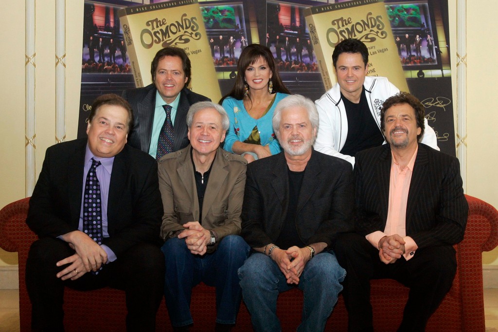 The Osmonds繼四哥Wayne（前排左二）於去年初中風病逝後，如今三哥Alan（前排左一）亦離世。（美聯社）