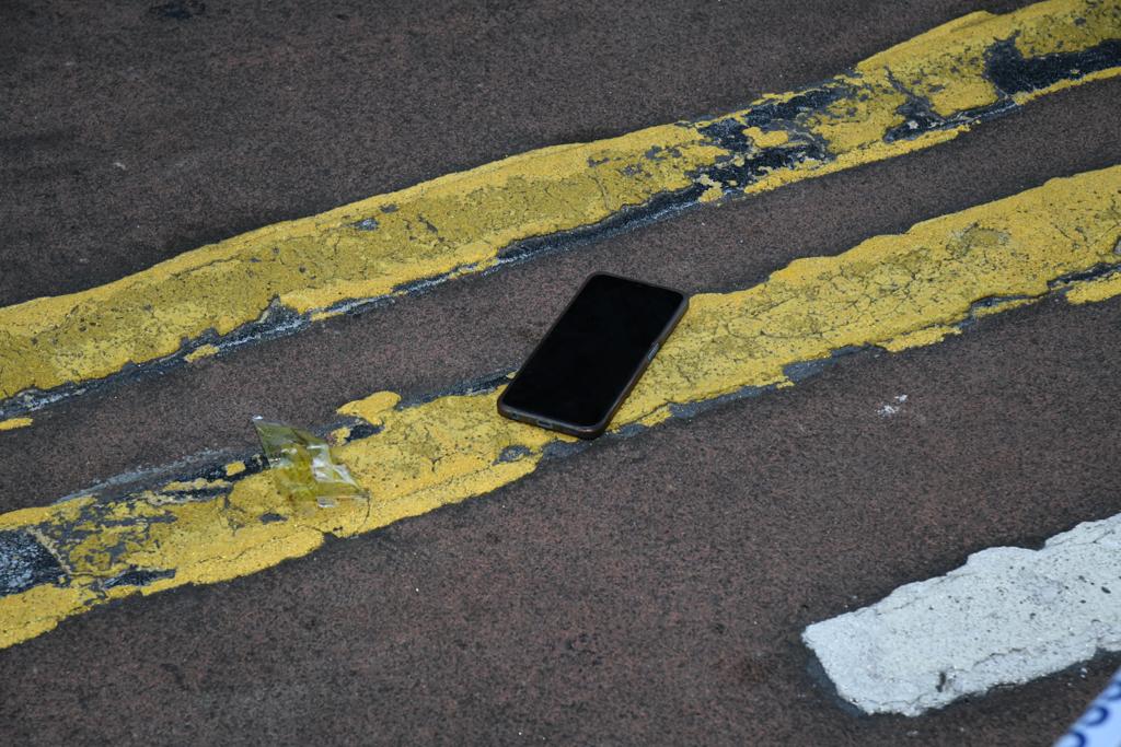 警員在庇利金街發現一部手機。