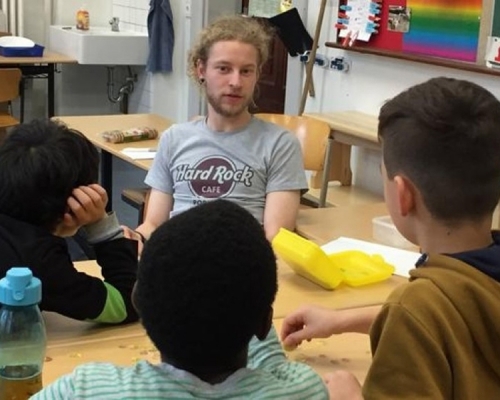 德國不來梅5年前推出男教師出租計劃，以打破職業性別定型。網圖